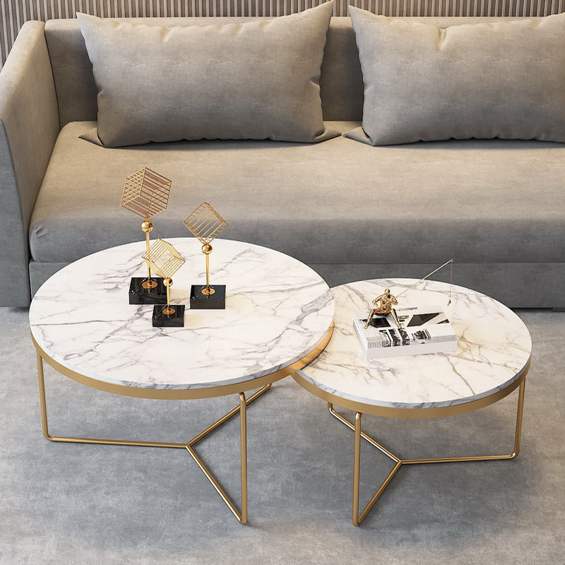 Runder Couchtisch mit goldener Eisen-X-Base und Marmorplatte