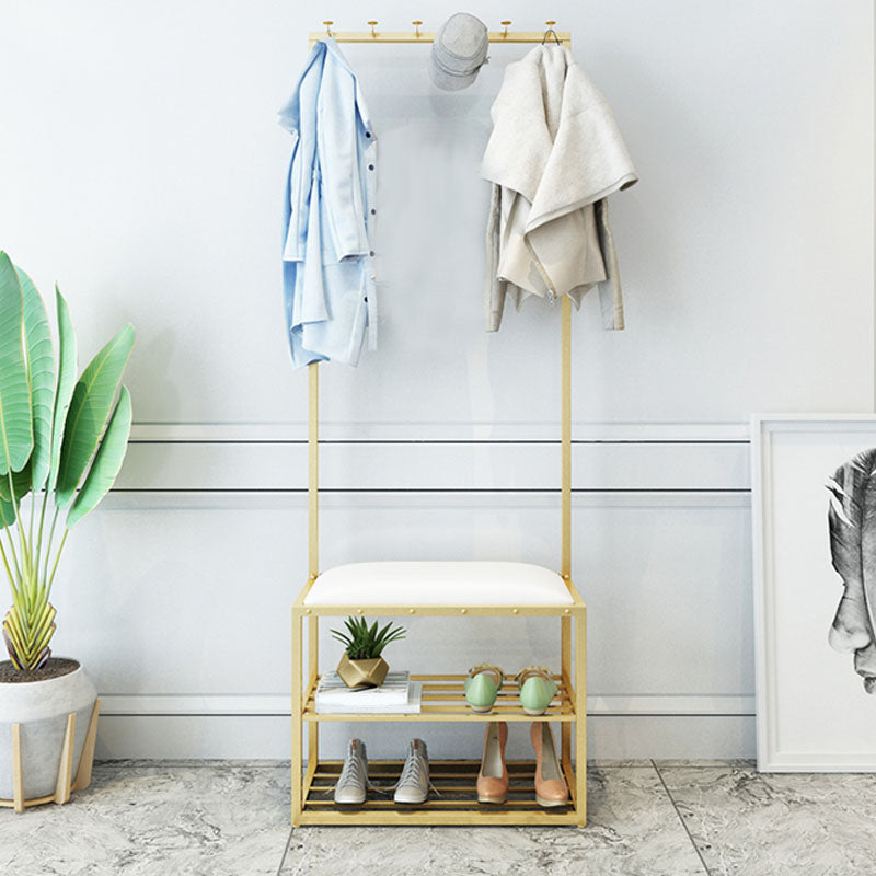 Hallbaum mit Lagerregalen und Bank moderner Metallhalle Ständer