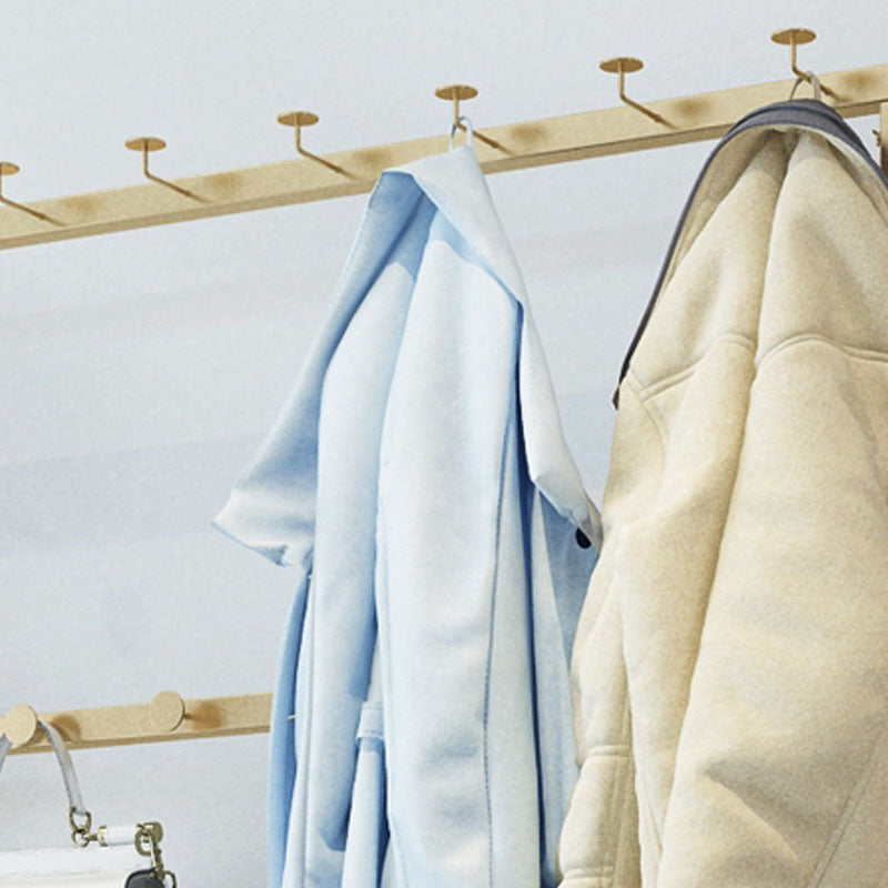 Hallbaum mit Lagerregalen und Bank moderner Metallhalle Ständer