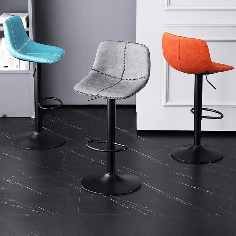 Eigentijdse metalen barkruk lage rug faux lederen barkrukken in matte afwerking thuis