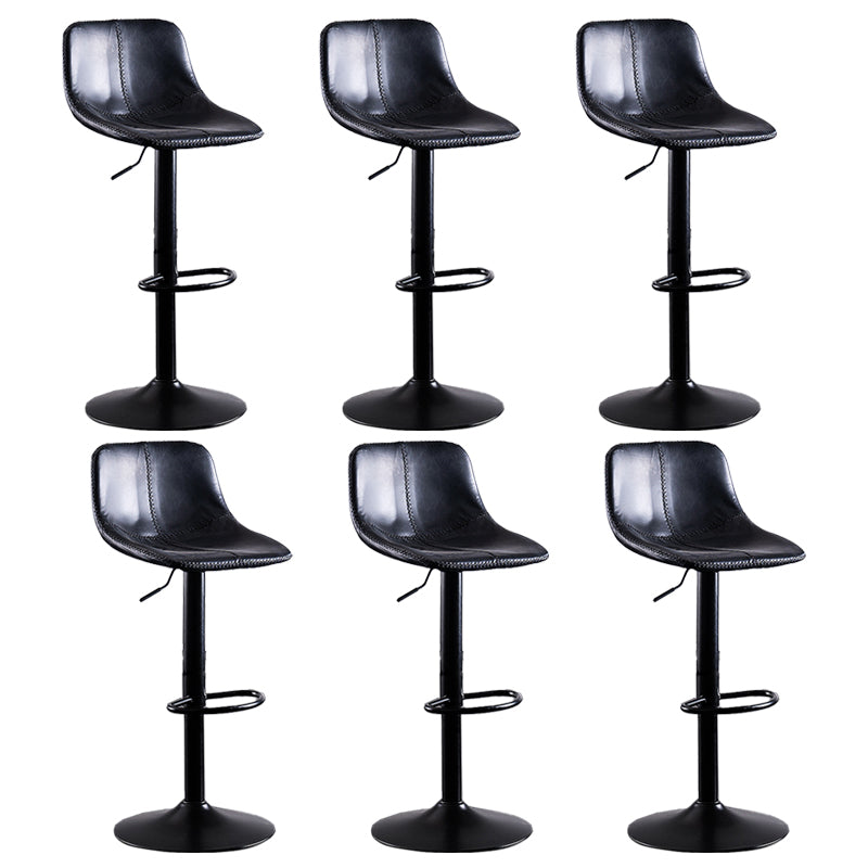 Eigentijdse metalen barkruk lage rug faux lederen barkrukken in matte afwerking thuis