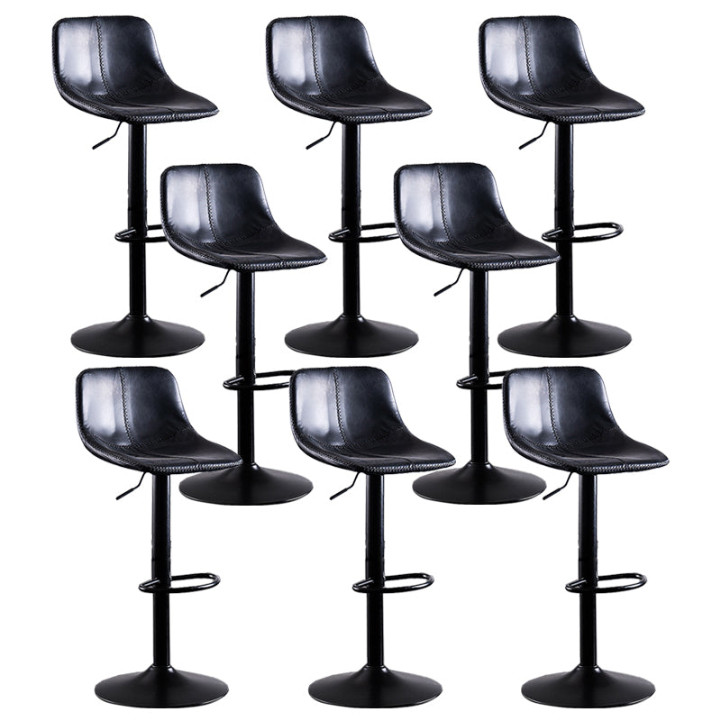 Eigentijdse metalen barkruk lage rug faux lederen barkrukken in matte afwerking thuis