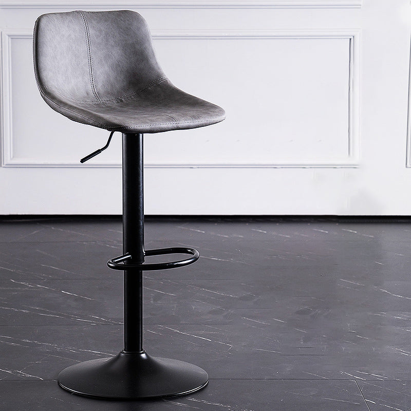 Eigentijdse metalen barkruk lage rug faux lederen barkrukken in matte afwerking thuis