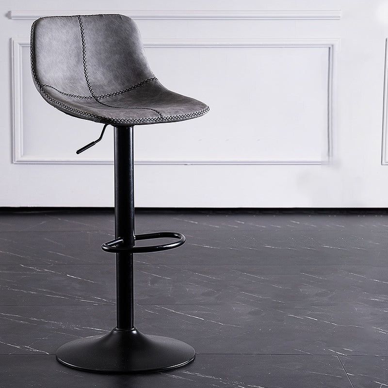 Eigentijdse metalen barkruk lage rug faux lederen barkrukken in matte afwerking thuis