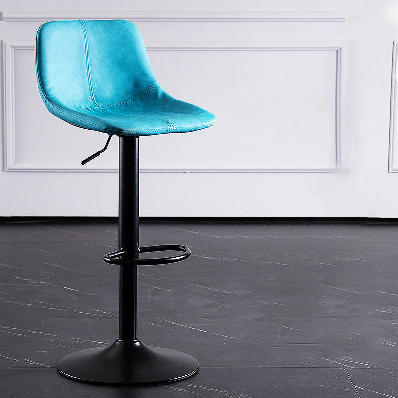 Eigentijdse metalen barkruk lage rug faux lederen barkrukken in matte afwerking thuis