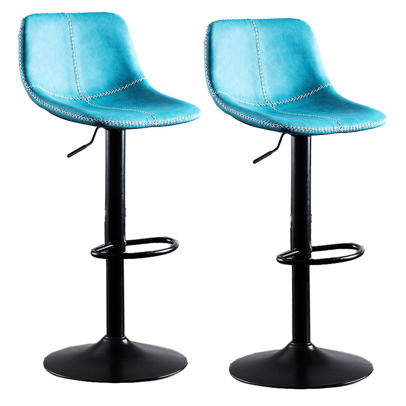 Eigentijdse metalen barkruk lage rug faux lederen barkrukken in matte afwerking thuis