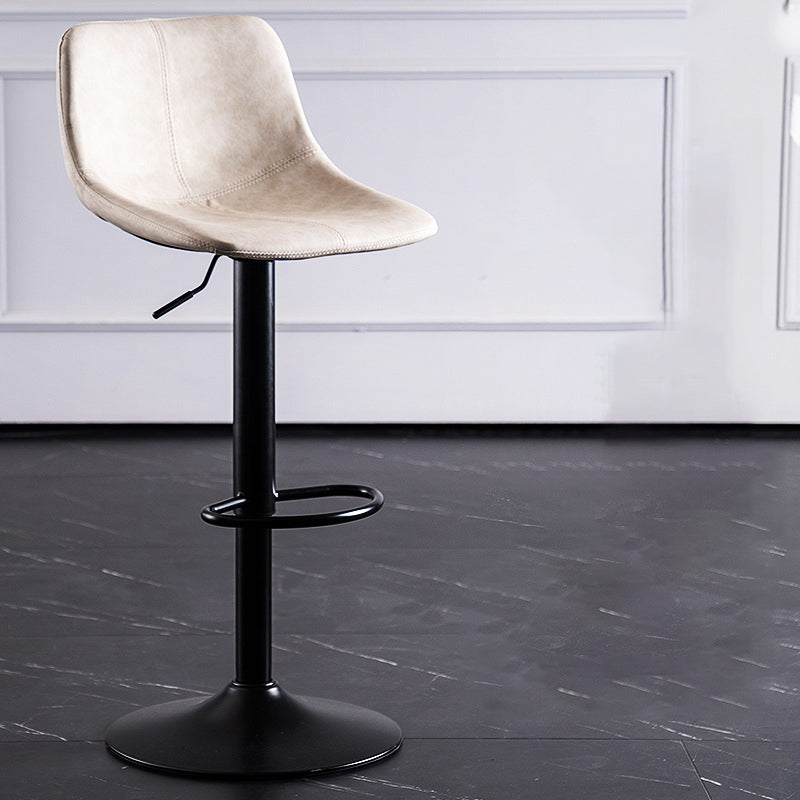 Eigentijdse metalen barkruk lage rug faux lederen barkrukken in matte afwerking thuis