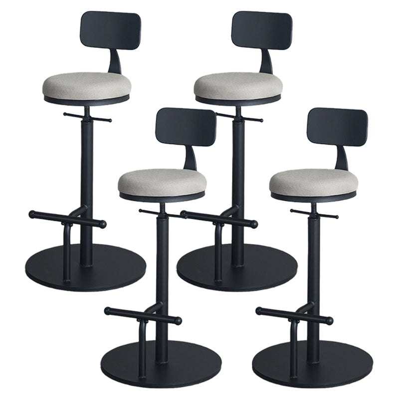 Sgabello con banco in legno bassista in metallo industriale con finitura opaca