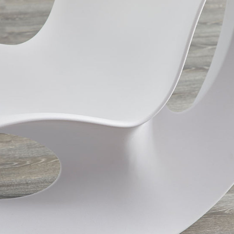 Chaise à bascule à bascule contemporain en plastique et chaise de culbuteur en acrylique