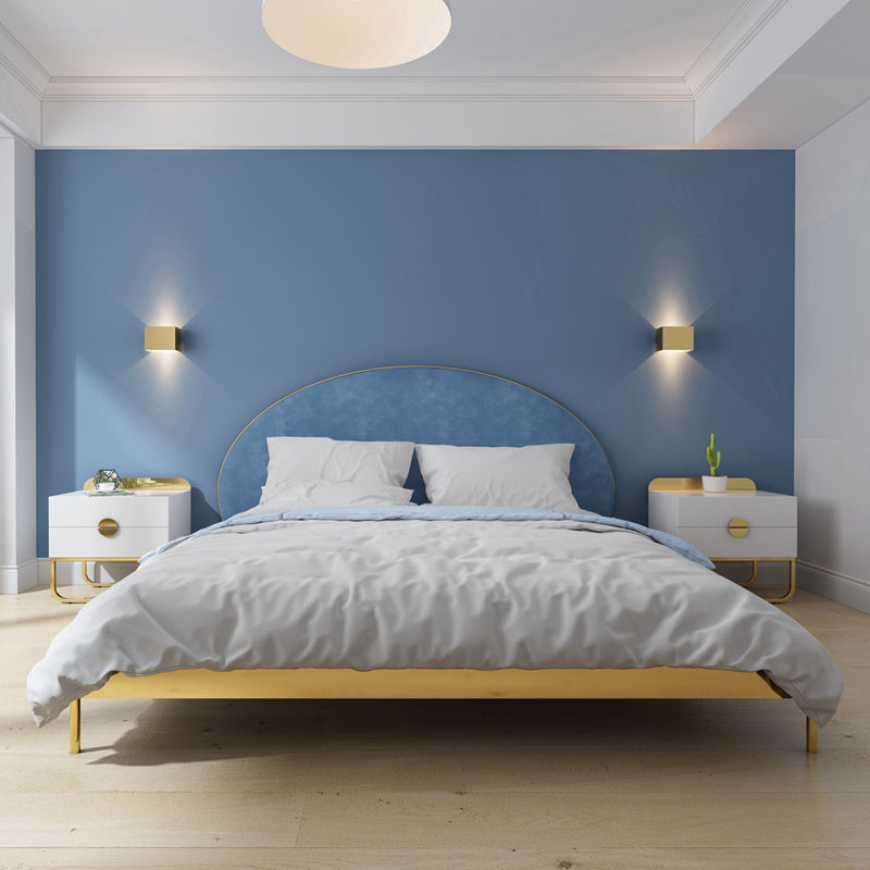 Marco de lecho de metal glamoroso y tapizado con cabecera tapizada arqueada