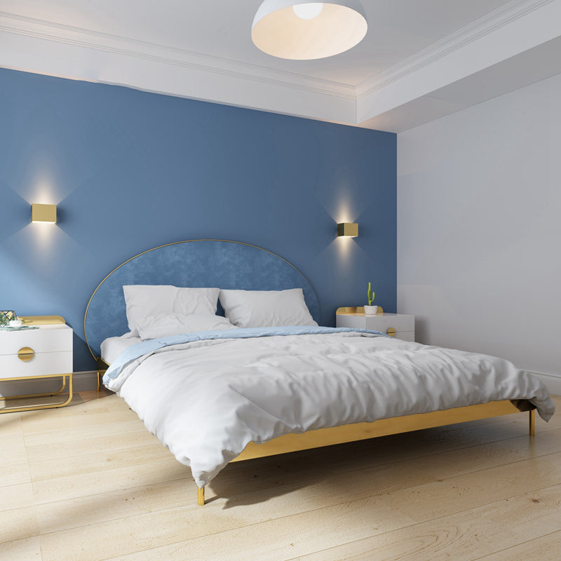 Marco de lecho de metal glamoroso y tapizado con cabecera tapizada arqueada