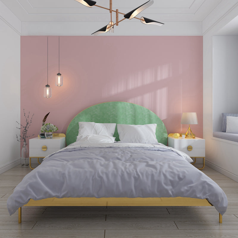 Marco de lecho de metal glamoroso y tapizado con cabecera tapizada arqueada