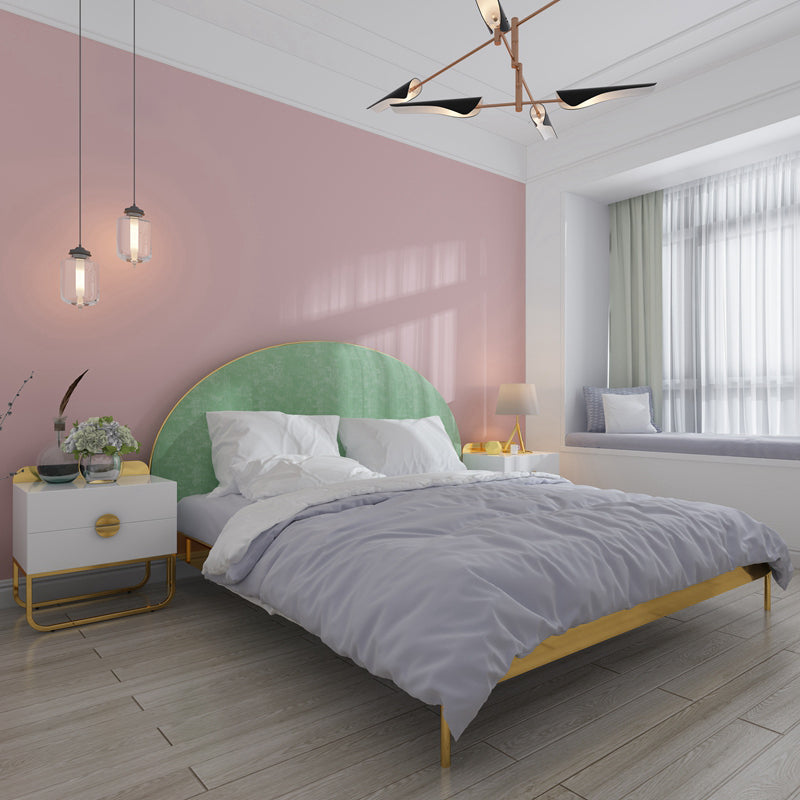 Marco de lecho de metal glamoroso y tapizado con cabecera tapizada arqueada