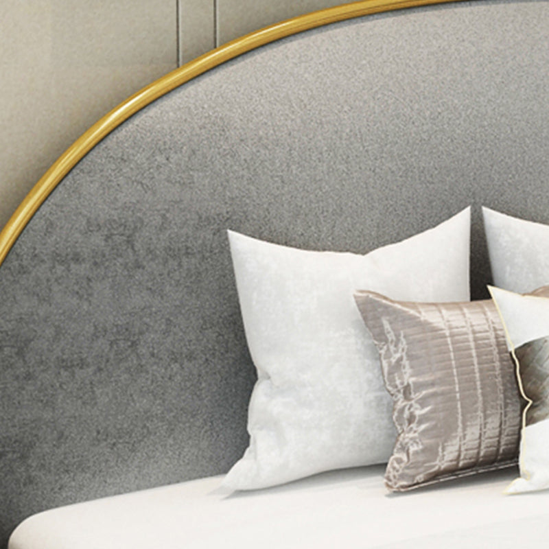 Marco de lecho de metal glamoroso y tapizado con cabecera tapizada arqueada