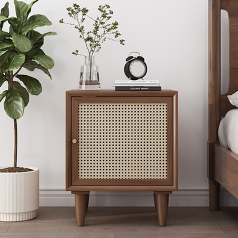 Portes d'armoires de chevet en bois massif comprenant une table de nuit moderne avec des jambes