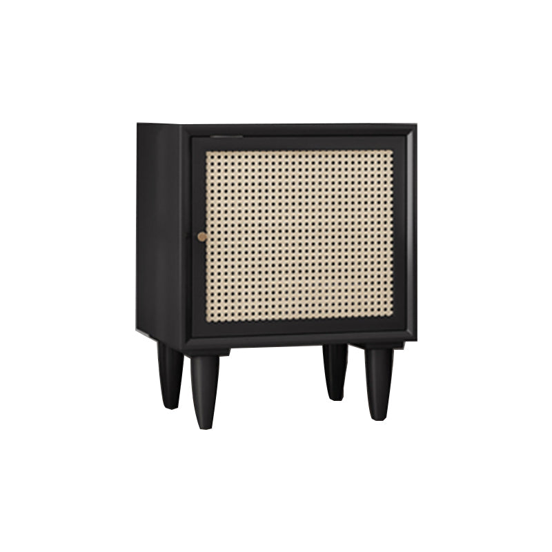 Portes d'armoires de chevet en bois massif comprenant une table de nuit moderne avec des jambes