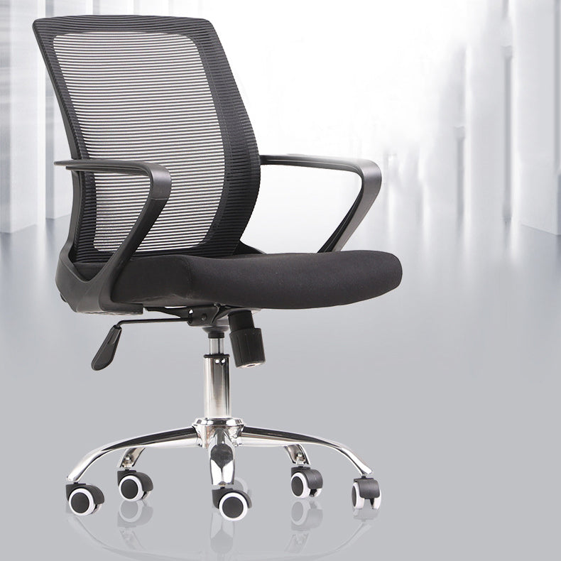 Silla moderna y contemporánea con respaldo medio Silla negra con ruedas para tareas