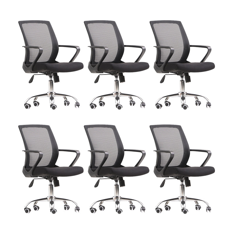 Silla moderna y contemporánea con respaldo medio Silla negra con ruedas para tareas