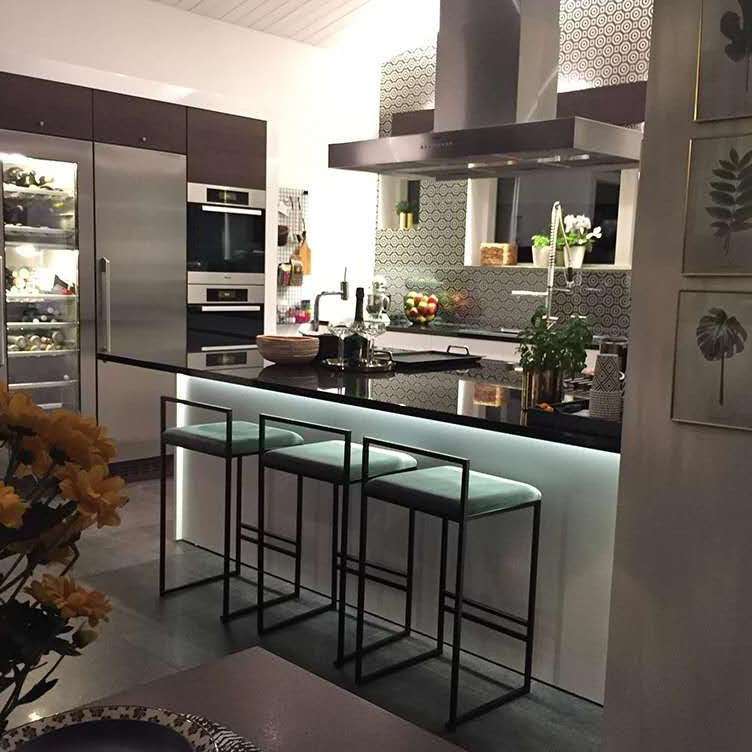 Industrieel vierkante gestoffeerde tegenstoelbalkloze stoelstoel met metalen voetsteun