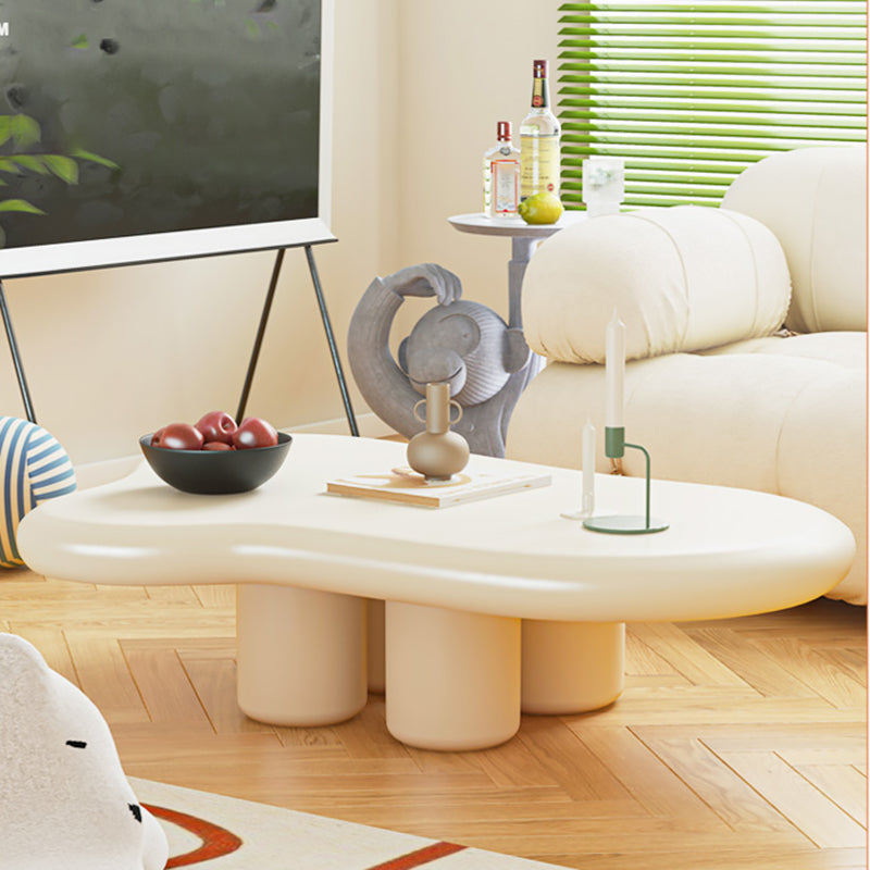 Set di tavolini scandinavi con 4 gambe e tavolino da top geometrico