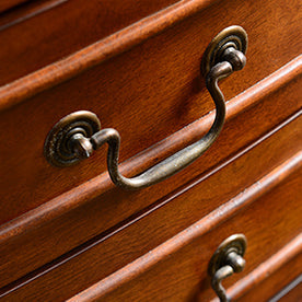 El anillo de gabinete de madera moderno de mediados de siglo tira del gabinete lateral con cajón