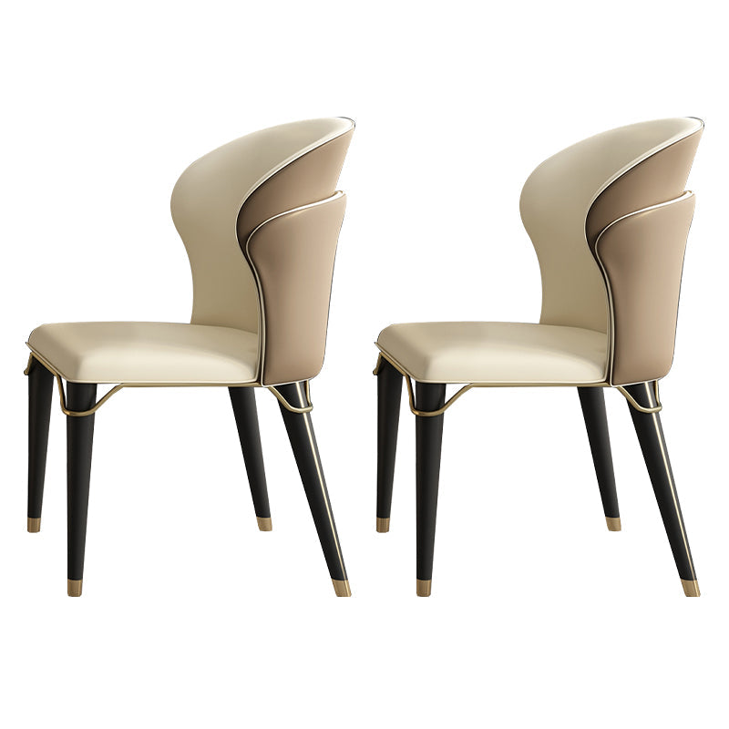 Eigentijdse eiken houten wingback stoel matte afwerking faux lederen stoel met zwarte poten