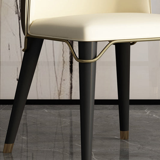 Silla de ala de madera de roble contemporánea acabado mate silla de cuero falso con piernas negras