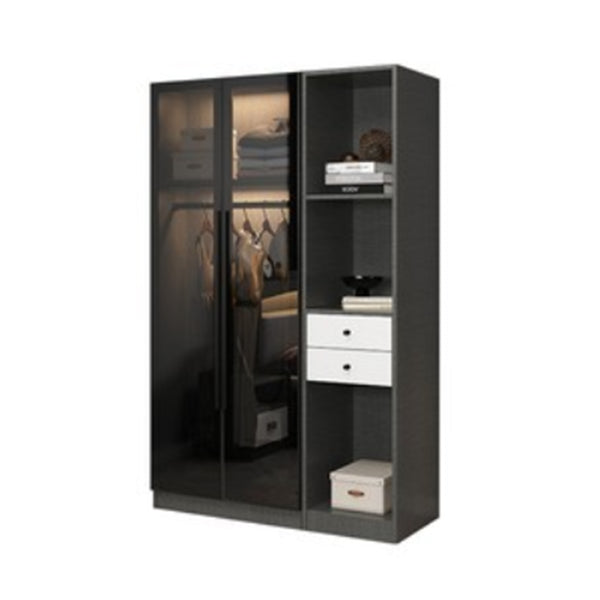Eigentijdse garderobe -armoire met planken hout en glazen garderobe kast