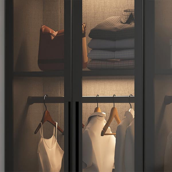 Eigentijdse garderobe -armoire met planken hout en glazen garderobe kast