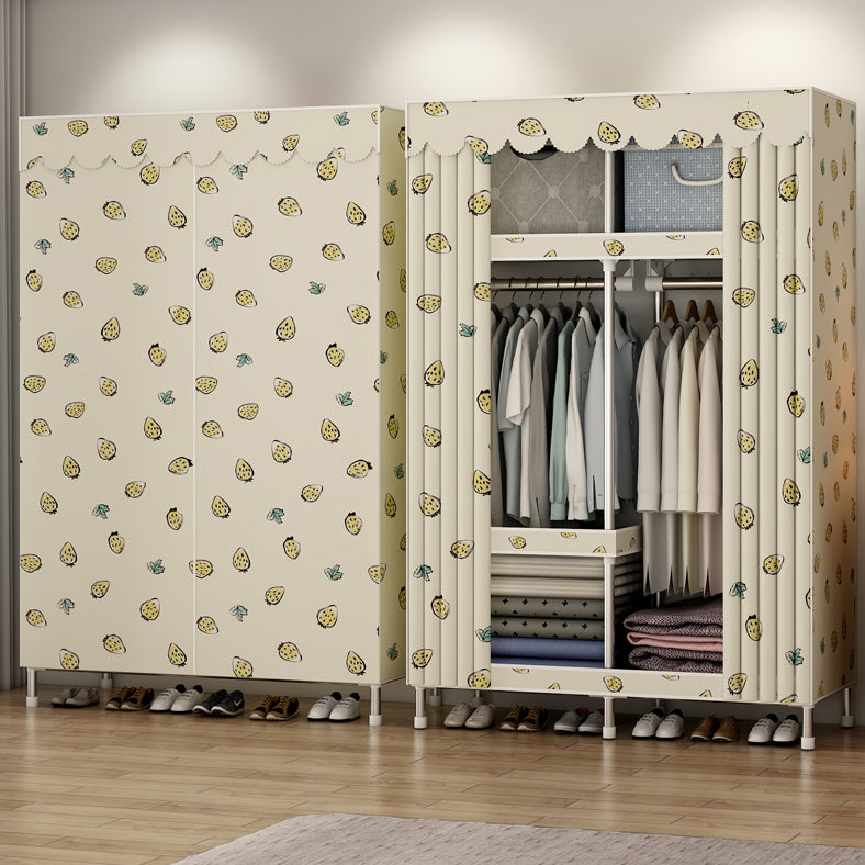 Asta di tessuto a 3 livelli di guardaroba in metallo moderno incluso l'armadio del guardaroba con gambe