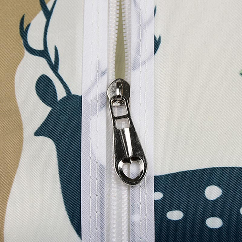 Kleiderschrank des zeitgenössischen Stils im Kleiderschrank mit Beinen