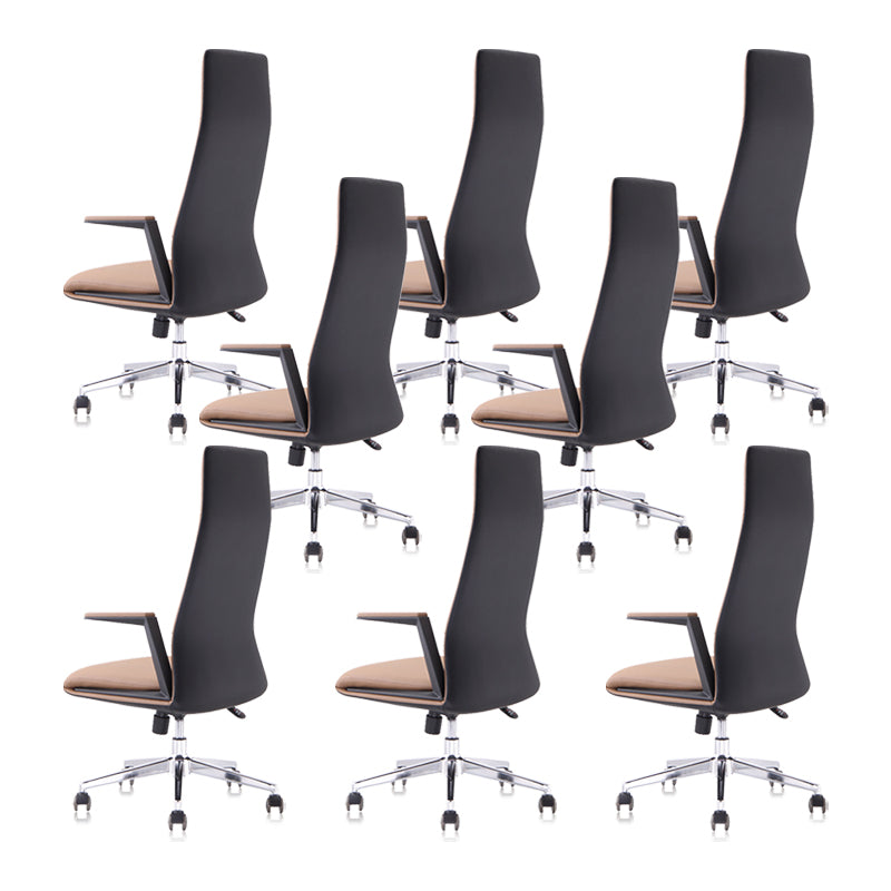 Moderner Bürostuhl aus Leder mit gepolsterten Armlehnen. Höhenverstellbarer Stuhl