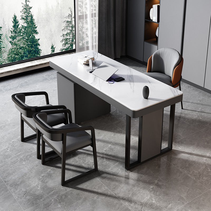 Scrivania per ufficio grigio e bianco con gestione dei cavi di scrittura di un gabinetto