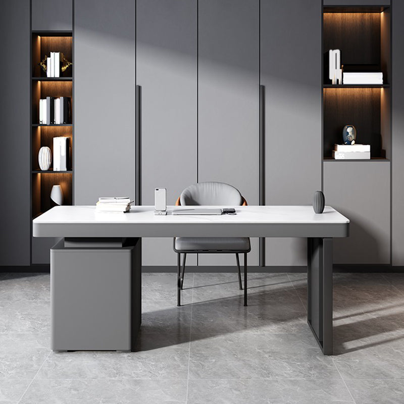 Scrivania per ufficio grigio e bianco con gestione dei cavi di scrittura di un gabinetto