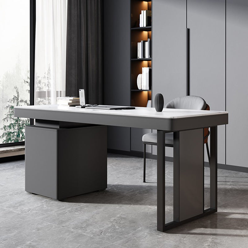 Scrivania per ufficio grigio e bianco con gestione dei cavi di scrittura di un gabinetto