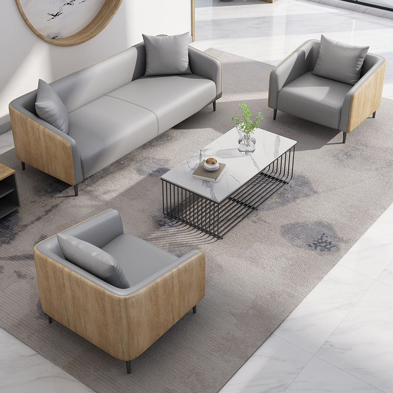 モダニズムフェイクレザーソファタキシードアームソファと木目アクセント