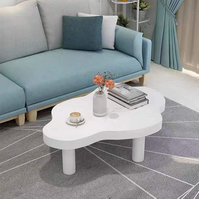 Table basse scandinave de forme libre avec 3 pieds en bois de pin