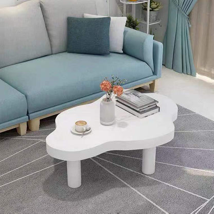 Table basse scandinave de forme libre avec 3 pieds en bois de pin