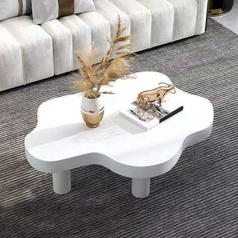 Table basse scandinave de forme libre avec 3 pieds en bois de pin