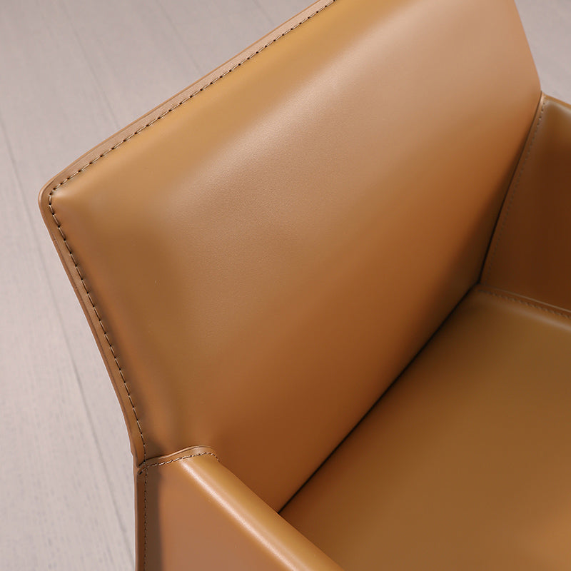 Silla de brazo de comedor de acabado mate con patas de cuero silla lateral de comedor moderno