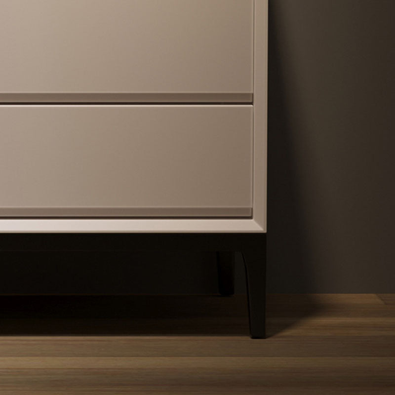 Eigentijdse stenen opbergkast in de borst slaapkamer in het wit met 8 laden