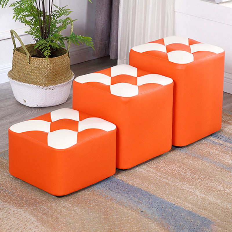 Ottomano con poggiapiedi contemporanei in finta pelle trapuntata