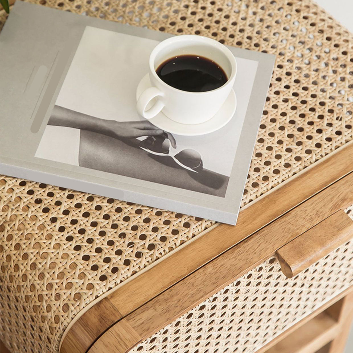 23,62 "Tableau de nuit d'armoire de chevet de rotin avec porte avec porte