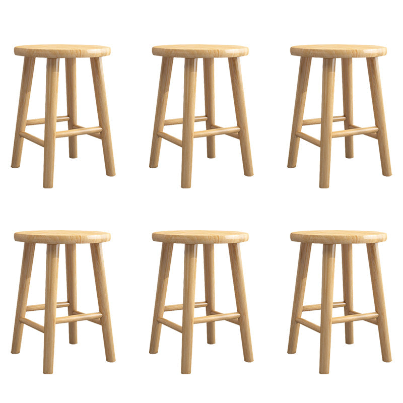 Sgabello da poggiapiedi naturale con poggiapiedi naturale senza schienale.