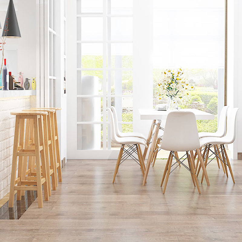 Sgabello da poggiapiedi naturale con poggiapiedi naturale senza schienale.