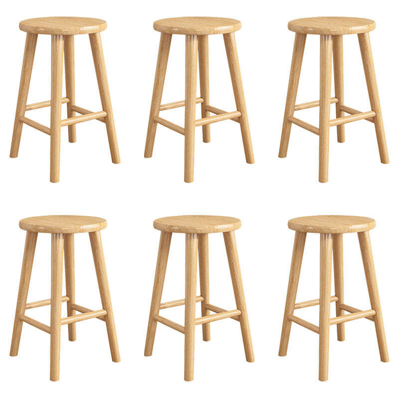 Zeitgenössischer rückenfreier Gummiholzhocker natürlicher Footstütze Barhocker