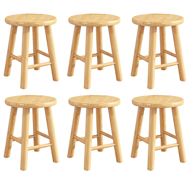 Sgabello da poggiapiedi naturale con poggiapiedi naturale senza schienale.