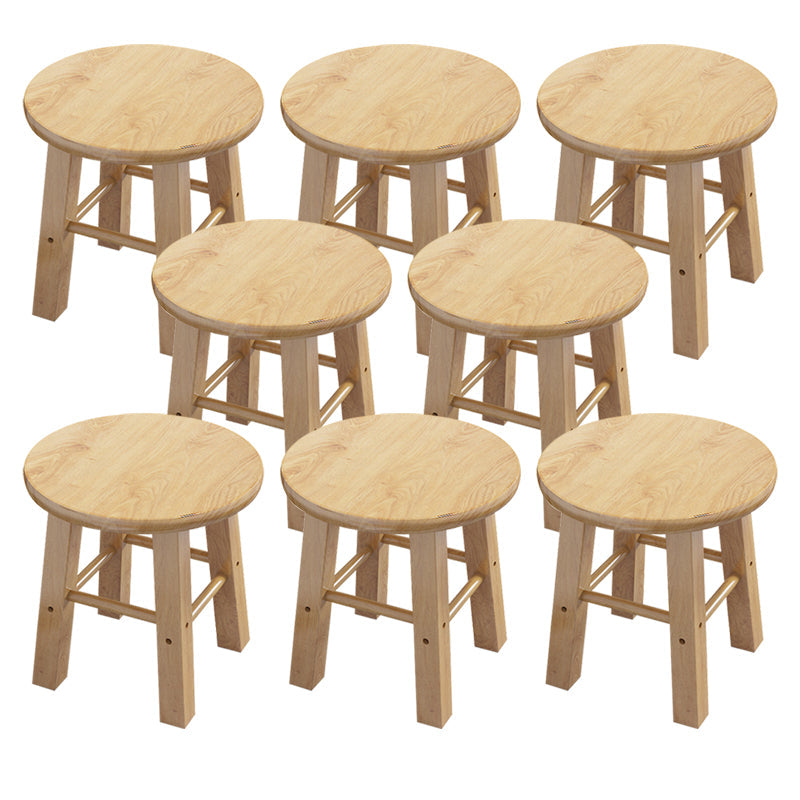 Sgabello da poggiapiedi naturale con poggiapiedi naturale senza schienale.