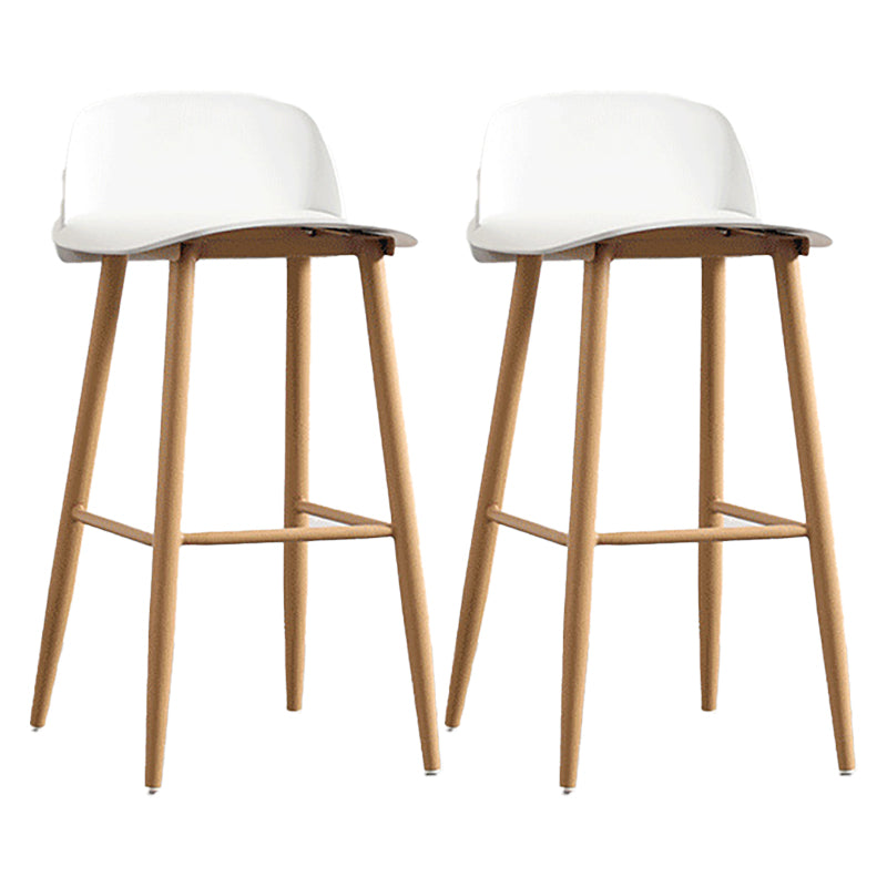 Meubles en plastique scandinave en plastique en plastique avec des jambes métalliques en finition mate