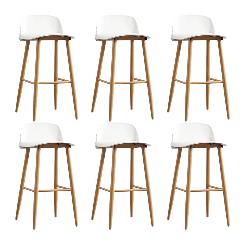 マット仕上げの金属製の脚を備えたスカンジナビアのプラスチックバースツールプラスチック家具